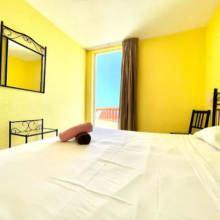 One Bedroom, Beach, Shared Pool In Tenerife South Apartment *